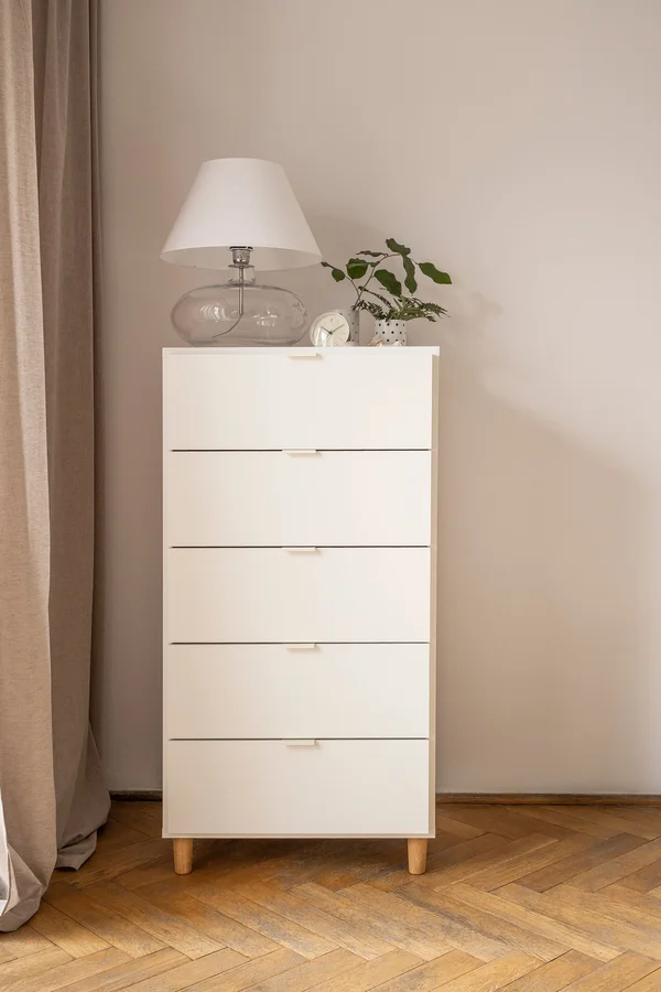 Jasna komoda w klasycznym stylu 